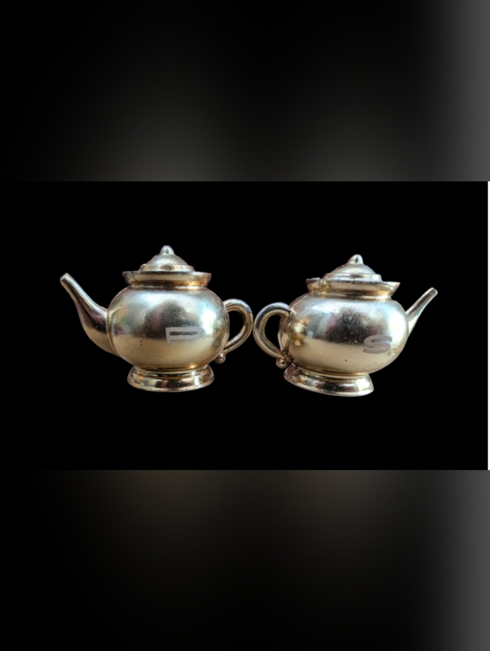 🏠 Gold Tone Salt & Pepper Shakers